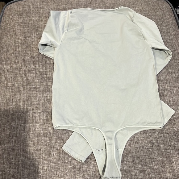 Skims Essential Long Sleeve Scoop Neck - Picture 4 of 10